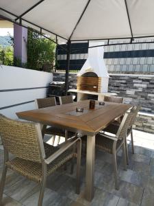 einen Holztisch und Stühle auf einer Terrasse in der Unterkunft Villa Patricia in Stari Grad