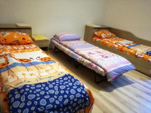 Habitación con 3 camas en una habitación en Стаи за гости "Дом Градина Вита" / Guest Rooms “House Vita Garden”, en Sofía