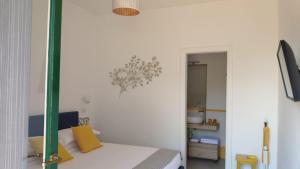 1 dormitorio con 1 cama con un poste verde en Suite Lia - Private Room with garden and tub close to Villa Eva e Cimbrone, Ravello, en Ravello