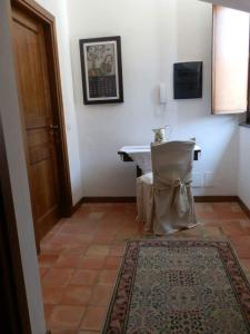 un pasillo con una mesa y una alfombra en una habitación en Agriturismo Ai Monaci en Montano Antilia