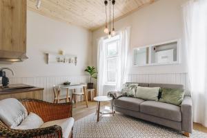 ハープサルにあるVilla Friedaのソファとテーブルのあるリビングルーム