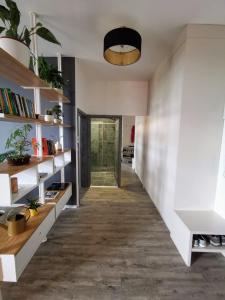 Knihovna v apartmánu