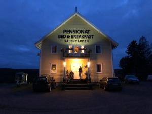 un hombre está de pie en la parte delantera de un granero en Sälengården en Vörderås