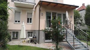 dom z patio i parasolem w obiekcie Appartement " Am Fasangarten " w Wiedniu
