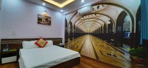 um quarto com uma cama e um longo corredor em SƠN HÀ Motel em Haiphong