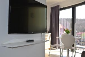 Televízia a/alebo spoločenská miestnosť v ubytovaní Apartament Horyzont 405 Międzyzdroje