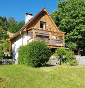 ein Haus mit einem großen Fenster an der Seite in der Unterkunft Chata Lužná in Lužná