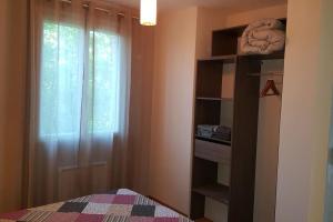 Logement avec piscine, classé 3 étoiles, de 42 m2 tout confort au calme pour un couple客房内的一张或多张床位