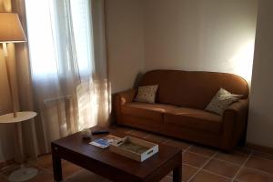 Logement avec piscine, classé 3 étoiles, de 42 m2 tout confort au calme pour un couple的休息区