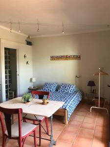 ein Schlafzimmer mit einem Bett und einem Tisch mit in der Unterkunft La terraza in Banyoles