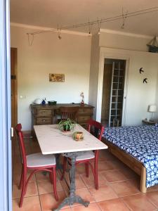 Zimmer mit einem Tisch, Stühlen und einem Bett in der Unterkunft La terraza in Banyoles