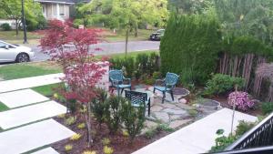 溫哥華的住宿－Vancouver Traveller B&B，阳台的花园,带两把椅子和鲜花