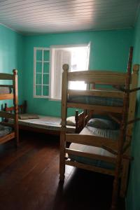 Bunk bed o mga bunk bed sa kuwarto sa Pousada Orquidário