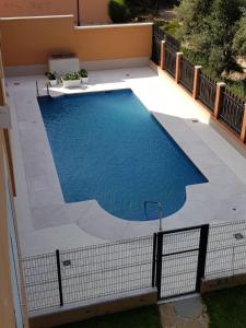 uma piscina num pátio ao lado de uma casa em Albaida Estepona em Estepona