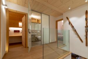 Postel nebo postele na pokoji v ubytování Chesa Silvretta Duplex