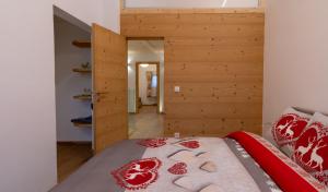 Postel nebo postele na pokoji v ubytování Chesa Silvretta Duplex