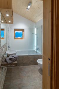 Koupelna v ubytování Chesa Silvretta Duplex