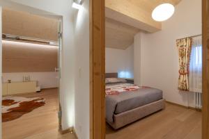 Postel nebo postele na pokoji v ubytování Chesa Silvretta Duplex