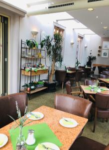 uma sala de jantar com mesas e cadeiras e uma mesa em Konditorei Mandl em Bruck an der Mur