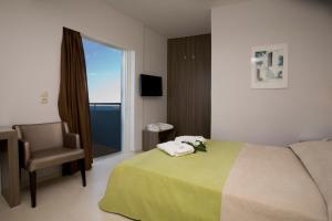 Un pat sau paturi într-o cameră la Astron Hotel