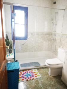 bagno con vasca e servizi igienici di El Faro a Playa Blanca