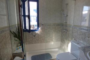 Un baño con bañera, inodoro y ventana. en El Faro, en Playa Blanca 28 fotos más