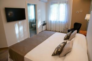 Talamello的住宿－Casa Vacanze Villa Antonietta，一间卧室配有一张大床和两个枕头