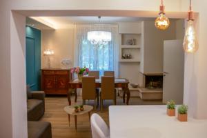 Talamello的住宿－Casa Vacanze Villa Antonietta，厨房以及带桌椅的起居室。