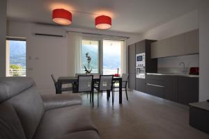 A kitchen or kitchenette at Appartamento Narciso - Facing lake Como Bellagio Wild Flowers