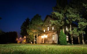 a house at night with its lights on at Locomotiv Vendégház in Hercegszántó