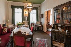 a living room with a dining room table and a couch at Pension Schneiderstübchen Hambergen in Hambergen