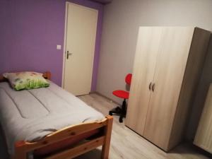 Postel nebo postele na pokoji v ubytování Maison à la campagne au cœur du Cantal dept 15 + 4 fotografie