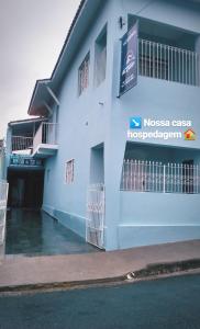 クーニャにあるNossa Casaの側面に看板がある建物