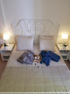 een slaapkamer met een wit bed en 2 nachtkastjes bij 'Seaside Paradise' Elegant Apartment in Nea Makri in Nea Makri