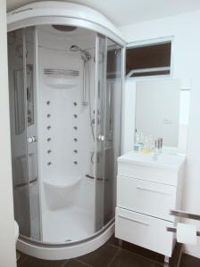 baño blanco con ducha y lavamanos en Cangosta House, en Fão
