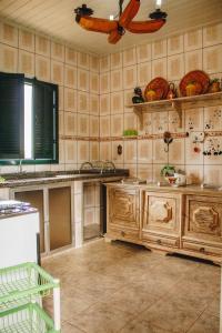 een keuken met houten kasten en een plafond bij Verdes Em Cantos Pousada in Carrancas +28 foto's