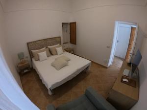 ein Schlafzimmer mit einem großen weißen Bett und einer Couch in der Unterkunft Due Passi in Capri + 4 Fotos
