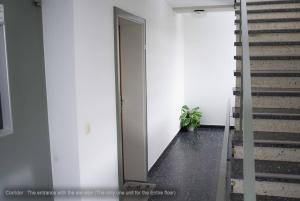 um corredor com uma porta e escadas num edifício em 71 square meters Condo in Schwarzwald with beautiful mountain view, free wifi em Schönwald