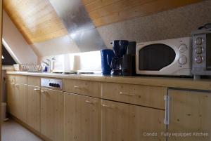 Η κουζίνα ή μικρή κουζίνα στο 71 square meters Condo in Schwarzwald with beautiful mountain view, free wifi