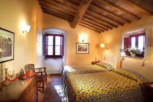 1 Schlafzimmer mit 2 Betten, einem Tisch und Stühlen in der Unterkunft Romantic House in Greve in Chianti