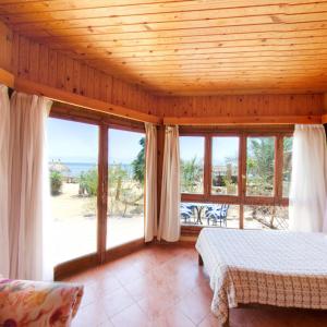 Postel nebo postele na pokoji v ubytování Nakhil Inn Nuweiba + 37 fotografií