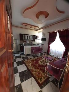 uma sala de estar com um sofá e uma mesa em Luxor Star Apartments em Luxor