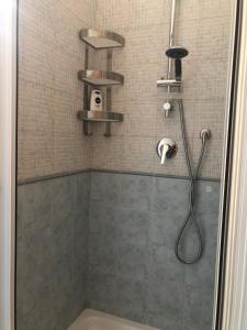 łazienka z prysznicem z głowicą prysznicową w obiekcie Central House Terracina w mieście Terracina