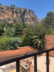 balkon z widokiem na góry w obiekcie Central House Terracina w mieście Terracina