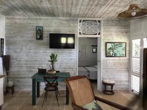 TV a/nebo společenská místnost v ubytování Villa 1 de standing 80m2 avec piscine et vue imprenable sur la mer et sur la campagne