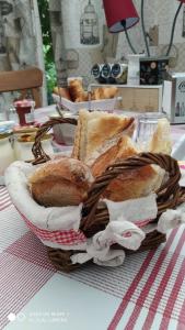 un cesto di pane seduto su un tavolo di Aéroport chambre ,au calme a Bouguenais