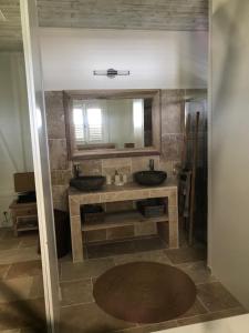 Koupelna v ubytování Villa 1 de standing 80m2 avec piscine et vue imprenable sur la mer et sur la campagne + 23 fotografií