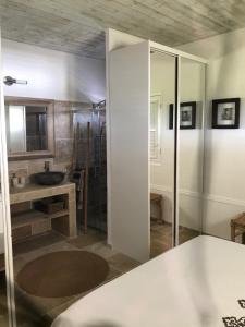 Koupelna v ubytování Villa 1 de standing 80m2 avec piscine et vue imprenable sur la mer et sur la campagne