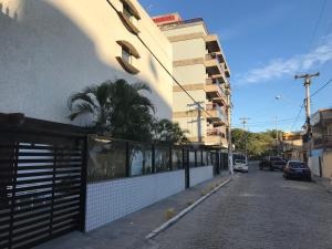 a building with windows on the side of a street at Apartamento Praia do Forte - Cabo Frio in Cabo Frio