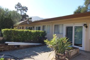 uma casa com uma varanda e uma cerca em Little European Lodge em Carmel Valley